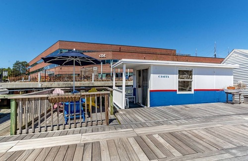 Thompson Square - Bunker Hill Boat Rental | Floating Cabin Perfect for a Unique Getaway to Boston, Massachusetts