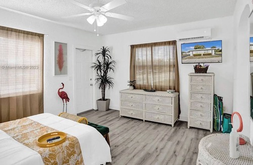 Lake Worth Cottage | FLOCKS + FEATHERS: 4 mins away from beach/casino