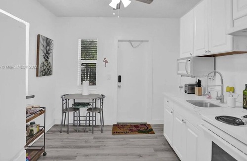 Lake Worth Cottage | FLOCKS + FEATHERS: 4 mins away from beach/casino