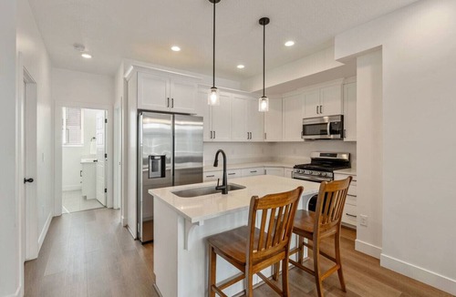 Sandy Villa | Foothill Flat | Brand New | Garage | Near Ski Canyons