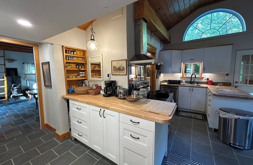 South Franklin Cottage | Forest Cottage by Creek near Mt Blue State Park