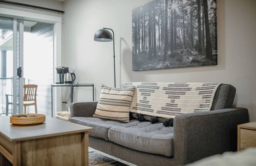 Regional District of Nanaimo Apartment | Forest Stream Escape Suite B