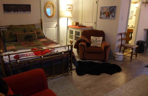 Wells House | Forget-me-not Suite - Mountain Time Getaways in Wells