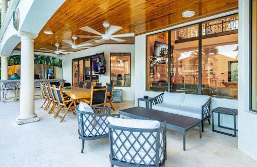 East Fort Lauderdale House | Fort Lauderdale Mansion with Private Pool & Hot Tub - Perfect for Families