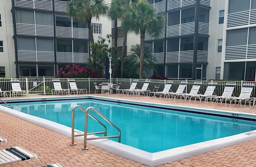 Bel Air Condo | Fresh and bright newly renovated 2-bdrm 2-bath condo just steps front the Beach