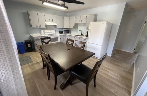 Denare Beach Apartment | Fresh Upper Level apartment Suite on Mosher Lake at Overland Resort