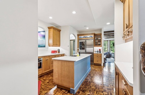 Town Centre Cabin | Full-Home Rocky Mountain Creekside Retreat. Mountain Views & Family Friendly