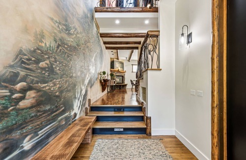 Town Centre Cabin | Full-Home Rocky Mountain Creekside Retreat. Mountain Views & Family Friendly