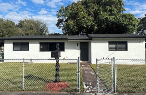 Miami Gardens House | Fully Renovated Modern Home in Miami Gardens/Sleeps 8/Den Lounge/FREE parking