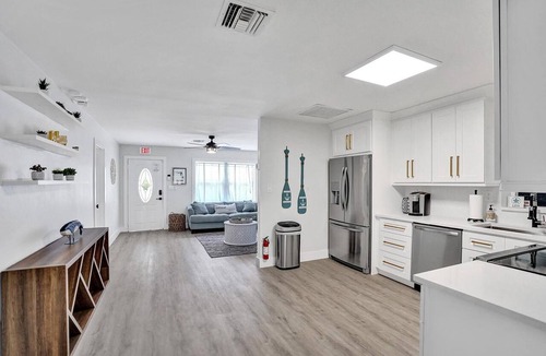 Deerfield Beach House | Fully renovated*2 Blocks to Beach*Walk to Shops*Yard*2 Bedroom