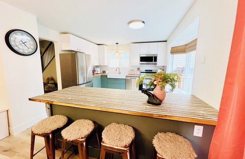 West Edmonton House | Fun Group Stay * A/C * 5Mins to WEM * King Bed * Sleep16 * Crib*