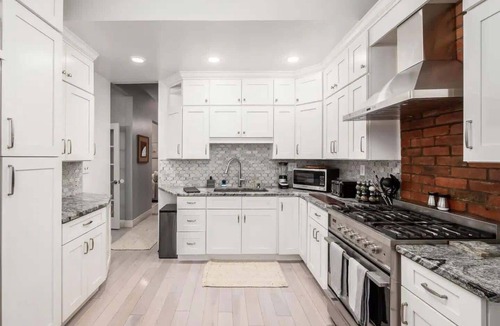 Weinland Park House | Fun upscale oasis w/hot tub near OSU & Short North