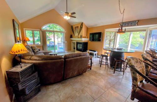 Carroll Villa | G5 WOW Stunning single level home next to golf course and Mt Washington Hotel AC skiing