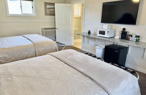 Hulls Cove Hotel | Gallagher`s Travels Room Six (Double Queen)