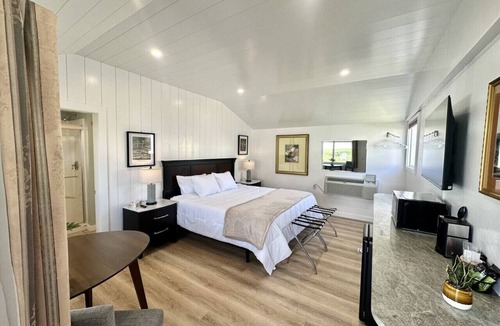 Hulls Cove Bed & Breakfast | Gallagher`s Travels Room 5 (King Bed)