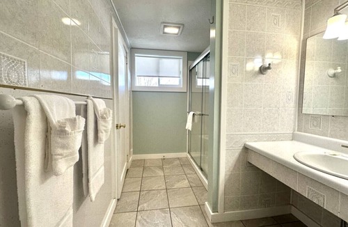 Hulls Cove Bed & Breakfast | Gallagher`s Travels Room 5 (King Bed)