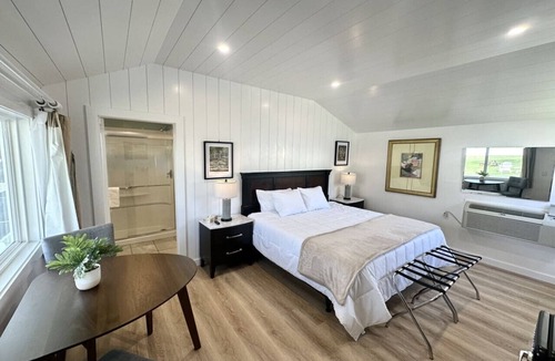 Hulls Cove Bed & Breakfast | Gallagher`s Travels Room 5 (King Bed)