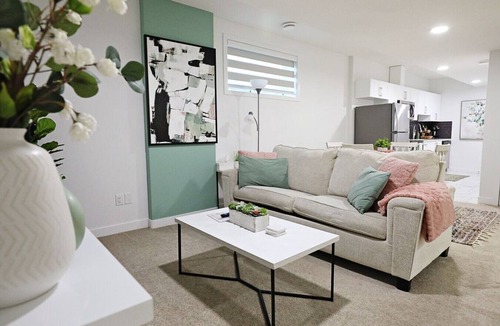 Southwest Edmonton Condo | Garage|King Bed|Disney+|Long Stays|Airport