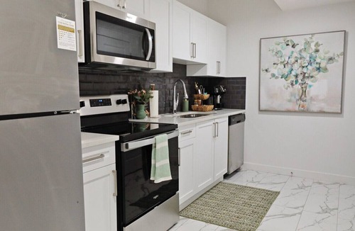 Southwest Edmonton Condo | Garage|King Bed|Disney+|Long Stays|Airport