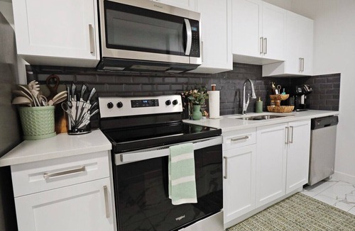 Southwest Edmonton Condo | Garage|King Bed|Disney+|Long Stays|Airport