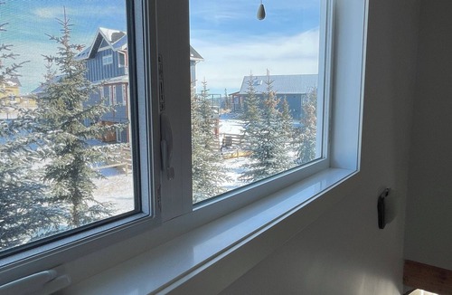 Ghost Lake Cottage | Gateway to Rocky Mountains w swimming pool hot tub & beach 28 day minimum stay