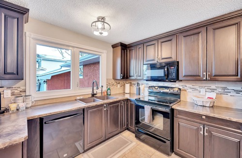 Sherwood Park House | Georgia - 3 BR Bungalow w/Deck, BBQ & Near Mall