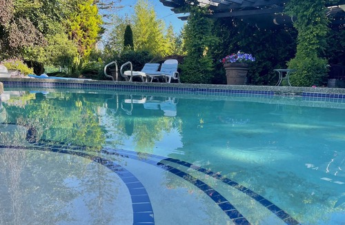 Surrey House | Glamping - Pool & Hot Tub!