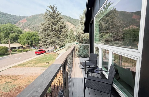 Glenwood Springs House | Glenwood Springs 3BR Home - Walk Downtown - Mountain Views- A/C
