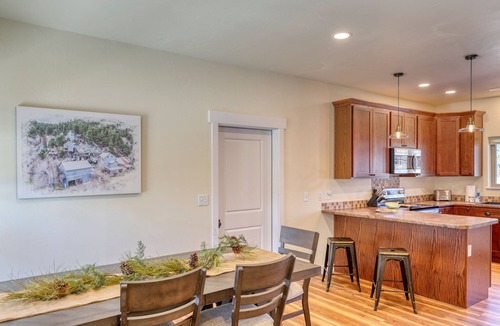 Rockerville Apartment | Gold Mining Condo King Bed Modern Comforts