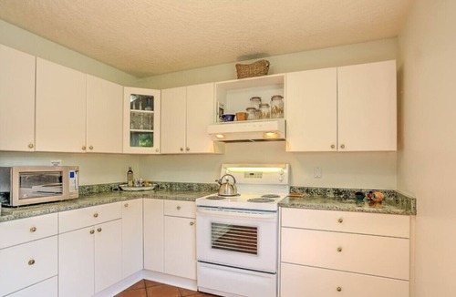Shawnigan Lake Condo | Good Life (lower Suite) @ Shawnigan Beach Resort.