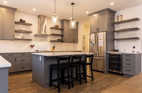 East Kootenay Ski Chalet | Gorgeous 6 Bedroom with 2 Hot Tubs