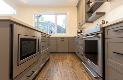 East Kootenay Ski Chalet | Gorgeous 6 Bedroom with 2 Hot Tubs