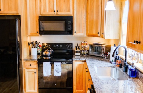 Bethel Cabin | GORGEOUS CABIN, 10 MINUTES FROM SUNDAY RIVER! CENTRAL AC! SAUNA+HOT TUB!