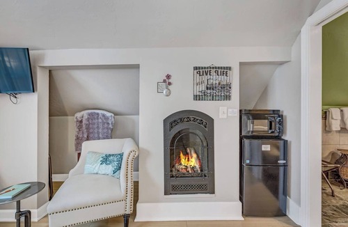 Glenwood Springs House | Gorgeous Suite at the Downtown Floradora House