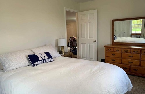 New Haven Apartment | Gracious two bedroom just minutes to Middlebury!