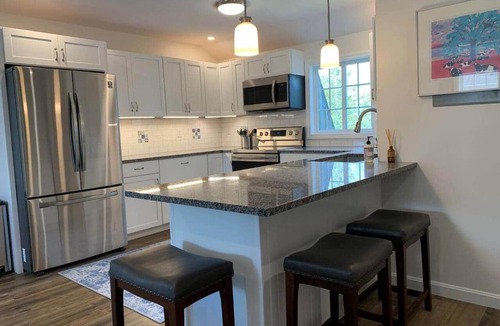 New Haven Apartment | Gracious two bedroom just minutes to Middlebury!