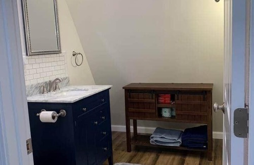 New Haven Apartment | Gracious two bedroom just minutes to Middlebury!