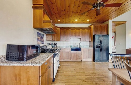 Bethlehem House | Grand cabin with gorgeous views - perfect for big families