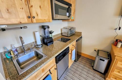 Mount Crested Butte Hotel | Grand Lodge Hotel | 1 Bedroom | Walk to the Lifts | Outdoor Pool & Hot Tub | Gym