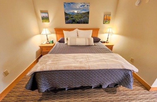 Mount Crested Butte Hotel | Grand Lodge Hotel | 1 Bedroom | Walk to the Lifts | Outdoor Pool & Hot Tub | Gym