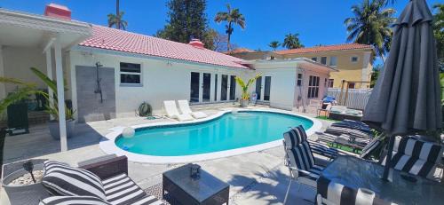 Hollywood Lakes Villa | Grand Pool 4 BEDS 4 BATHS Villa Close to Beach!