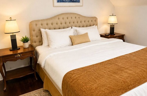 Kerrisdale House | Grand Signature King Suite | 5 Min to Airport & 10 Min to Downtown