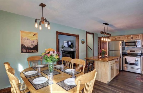 Keystone House | Grandma Goodnight's - 3 Miles from Mt-Rushmore with hot tub and a game room!