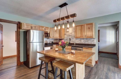 Keystone House | Grandma Goodnight's - 3 Miles from Mt-Rushmore with hot tub and a game room!