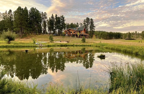 Custer House | Grandpa’s Place. Exclusive, Stunning, Private Log Home. Firepit & Pond.