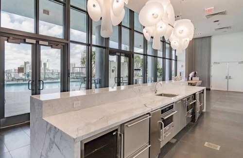 Town Square Apartment | Great 2bed/2bath in Miami! Million Dollar views!