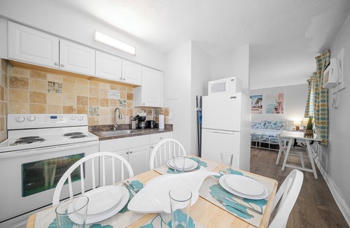 Lauderdale-by-the-Sea Hotel | Great Escape Apartments by Lowkl