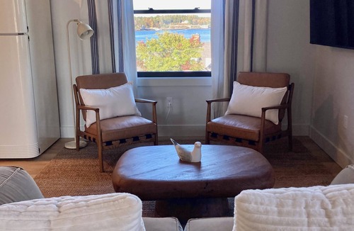 New Castle Apartment | Great Island Inn - 2BR Penthouse Apartment - Harbor View