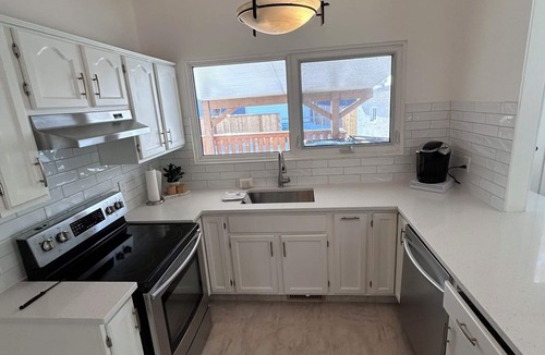 Red Deer House | Great Location-Family Sized House with Yard!