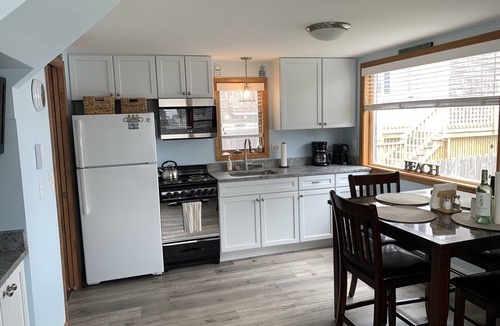 Wells Cottage | Great Spot! Moody Beach, PRIVATE BEACH!
